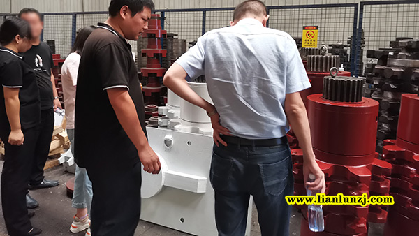 貴陽彭總開展刮板機(jī)配件業(yè)務(wù)，來我廠考察參觀！