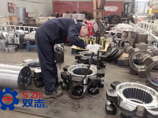 致敬每一位一線工人，堅(jiān)守崗位，兢兢業(yè)業(yè)。_河南雙志